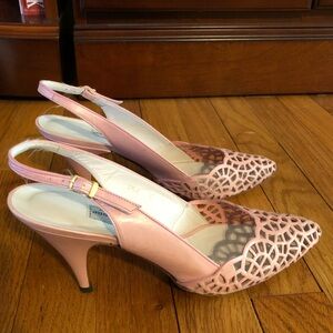 Classy Pink slingback close toe by Evan Picone. Genuine leather heel/sole.